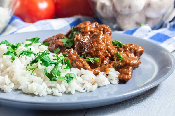 Marhapörkölt Stroganoff-módra, rizzsel — Stock Fotó