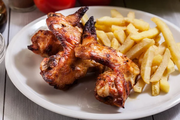 Sabrosas alitas de pollo horneadas —  Fotos de Stock