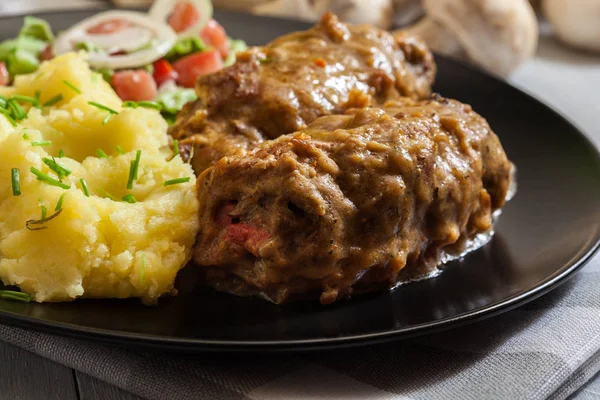 Varkensvlees rollen in saus — Stockfoto