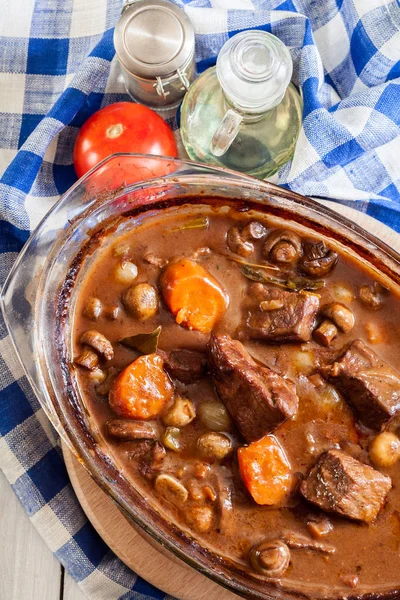 Rundvlees Bourguignon stoofpot in een braadpan schotel — Stockfoto