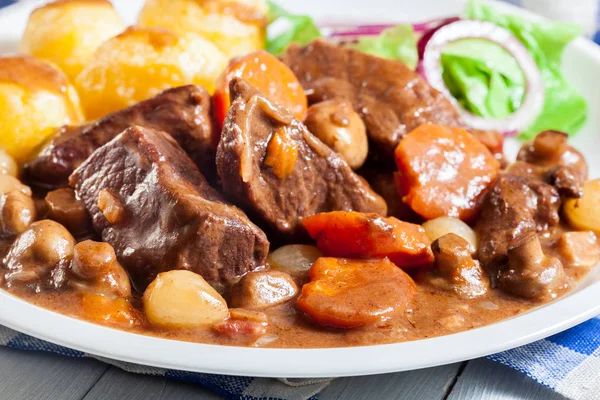 Carne de vită Bourguignon tocană servită cu cartofi coapte — Fotografie, imagine de stoc