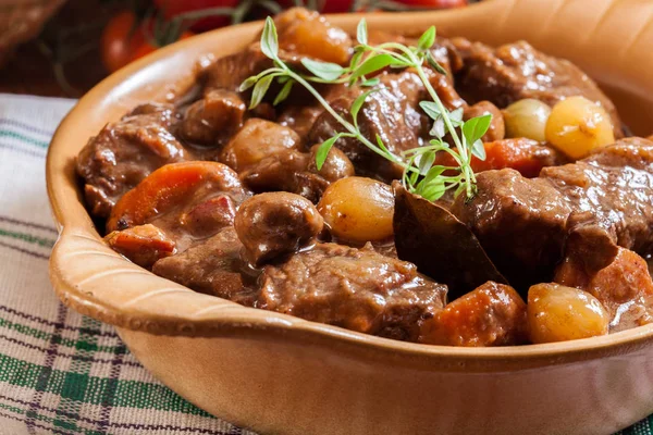 Beef Bourguignon stoofpot geserveerd met stokbrood — Stockfoto