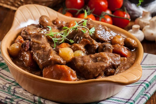 Beef Bourguignon stoofpot geserveerd met stokbrood — Stockfoto