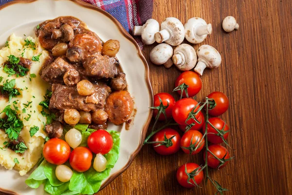 Biftek Bourguignon yahnisi ile akşam yemeği veya öğle yemeği — Stok fotoğraf