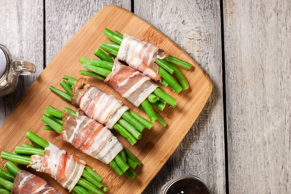 Haricot vert enveloppé dans du bacon fumé — Photo