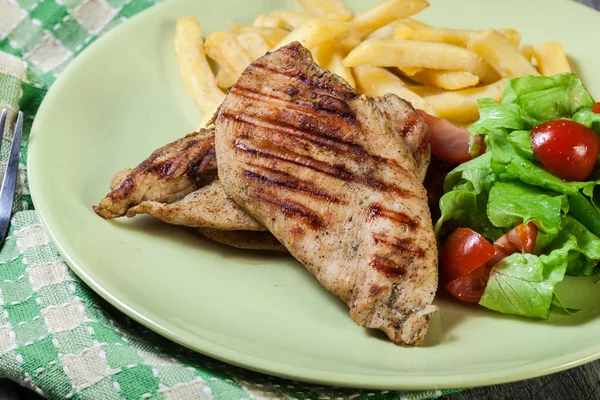 Seios de frango grelhados servidos com batatas fritas — Fotografia de Stock