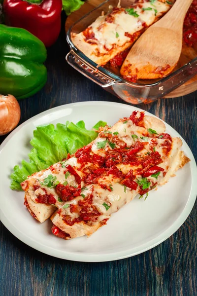 A csirkehús, fűszeres paradicsomos mártással és sajttal egy tányér hagyományos mexikói enchiladas — Stock Fotó