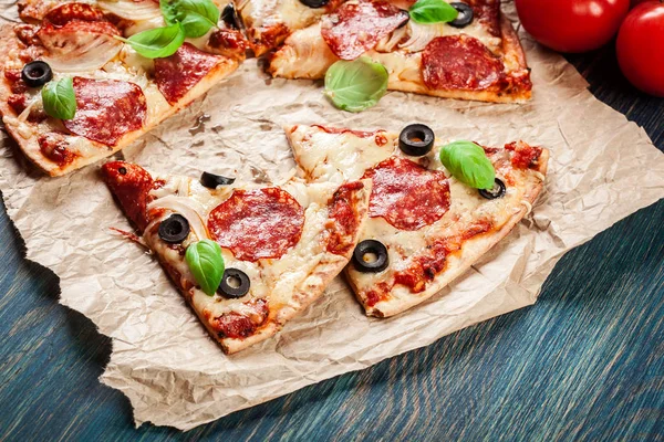 Skivor av pizza pepperoni med Oliver — Stockfoto