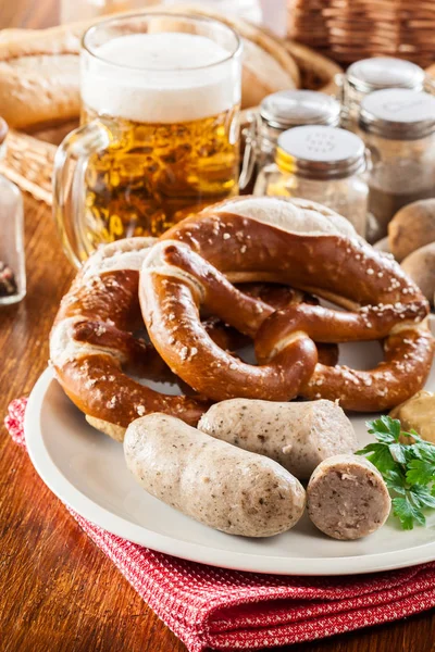 Petit déjeuner bavarois avec saucisse blanche — Photo