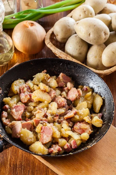 Bratkartoffeln mit Zwiebeln und Speck — Stockfoto