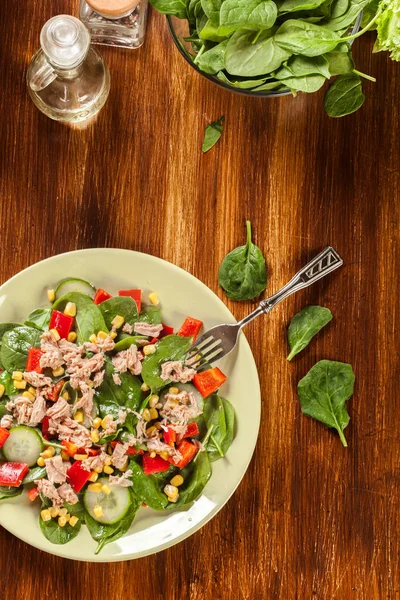 Salada de espinafre fresca com atum, pepino, milho e páprica vermelha — Fotografia de Stock