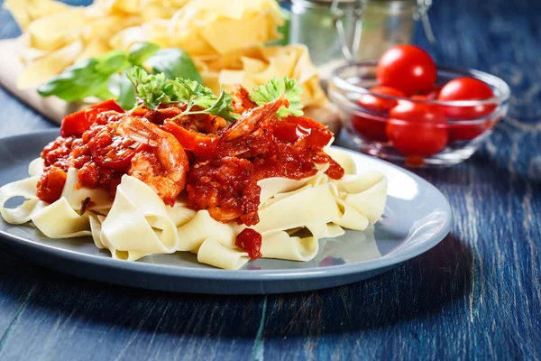 Pappardelle pasta met garnalen, tomaten en kruiden — Stockfoto