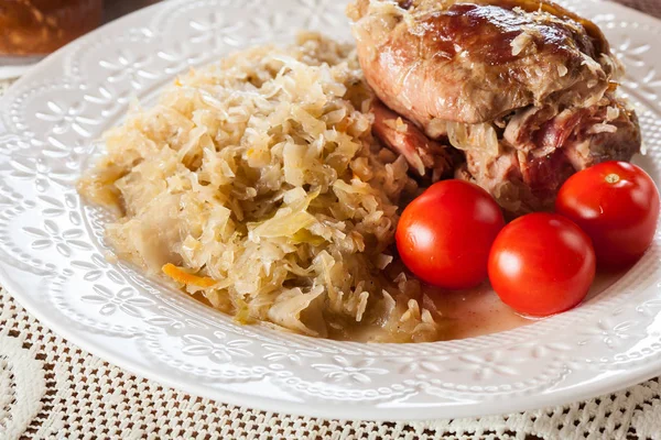 Nudillo de cerdo con chucrut frito y tomates — Foto de Stock