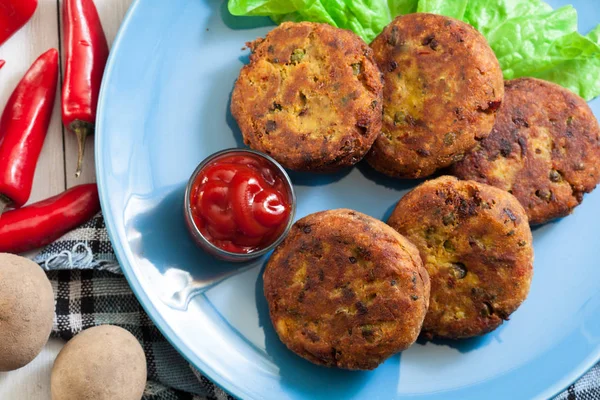 Aloo Tikki o cotoletta. Spuntino indiano fatto di patate bollite — Foto Stock