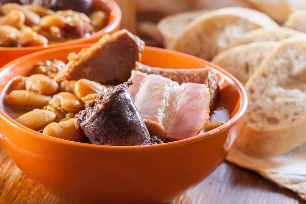 Schale mit fabada asturiana — Stockfoto