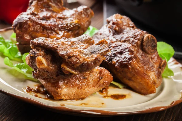 Côtes de porc de rechange servies dans une assiette — Photo