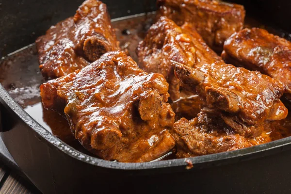 Costillas de cerdo de repuesto en el plato en salsa propia — Foto de Stock