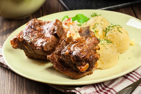 Varkensvlees Spareribs geserveerd met aardappelpuree en saus — Stockfoto