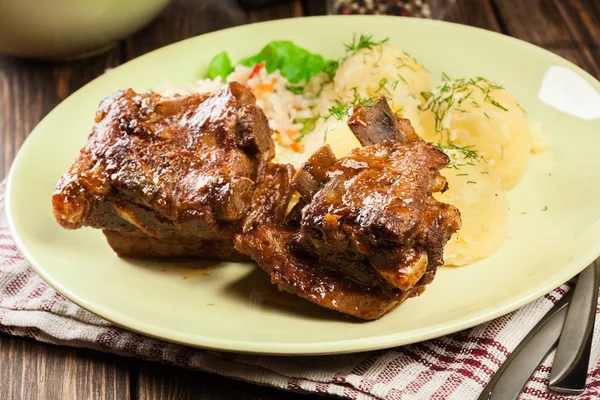 Varkensvlees Spareribs geserveerd met aardappelpuree en saus — Stockfoto