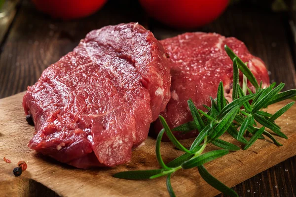 Lombo de carne fresca crua com alecrim — Fotografia de Stock
