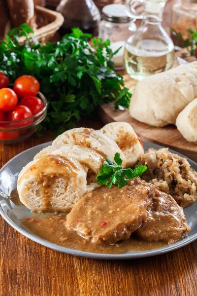 Varkensvlees lendenen in jus met brood knoedels en zuurkool — Stockfoto