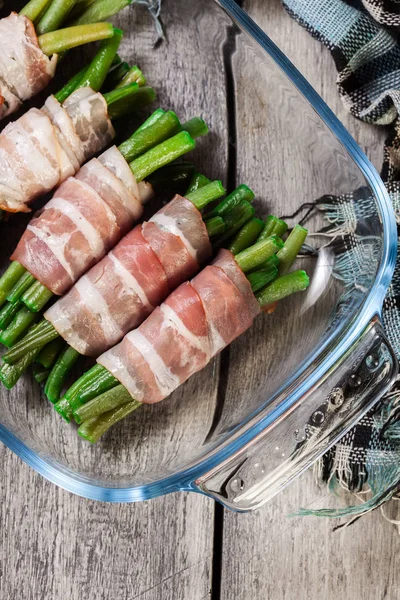 Green bean wrapped in smoked bacon — Stock Photo, Image