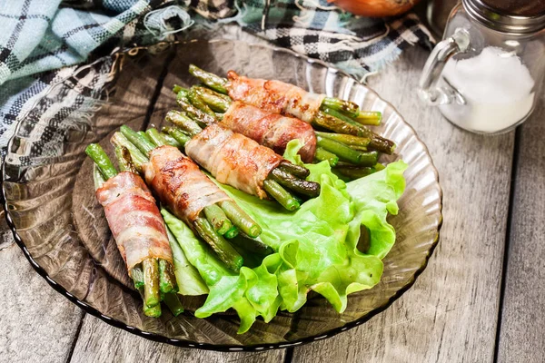 Stekta gröna bönor insvept i rökt bacon — Stockfoto