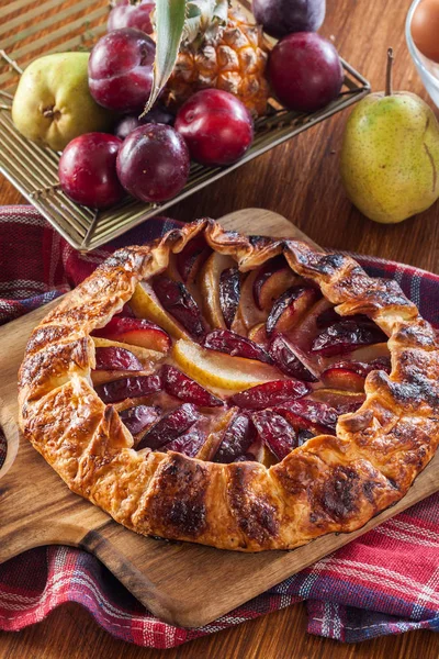 Galette met peren en pruimen — Stockfoto