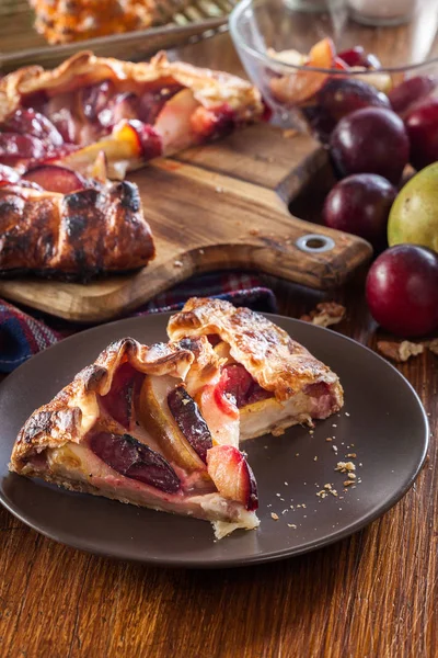 Gedeelte van galette met peren en pruimen — Stockfoto