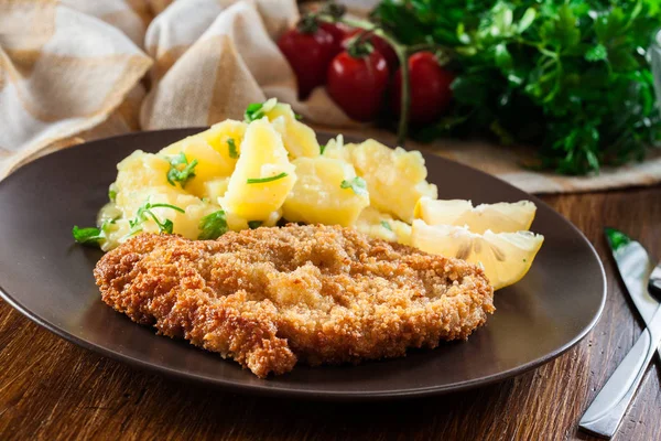 Hausgemachtes paniertes Wiener Schnitzel — Stockfoto