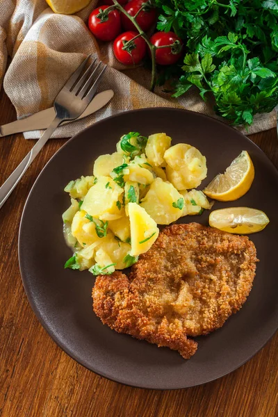 Schnitzel vienés empanado casero —  Fotos de Stock