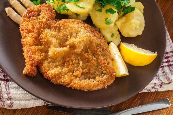 Hausgemachtes paniertes Wiener Schnitzel — Stockfoto