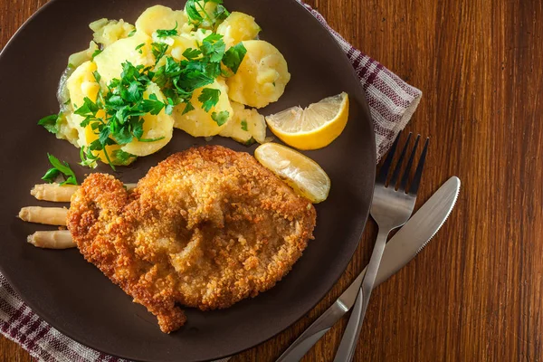 Schnitzel viennois pané maison — Photo