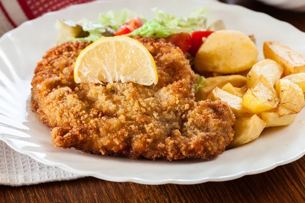 Paniertes Wiener Schnitzel mit Ofenkartoffeln — Stockfoto