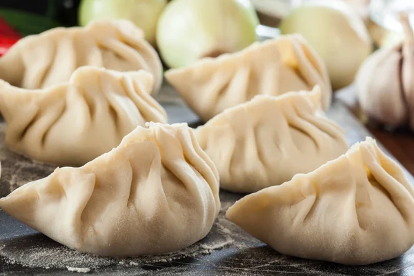 Bolinhos de gyoza ou jiaozi crus prontos para cozinhar — Fotografia de Stock