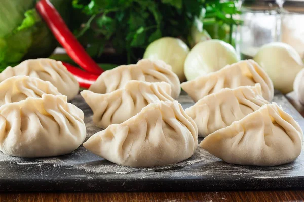 Bolinhos de gyoza ou jiaozi crus prontos para cozinhar — Fotografia de Stock