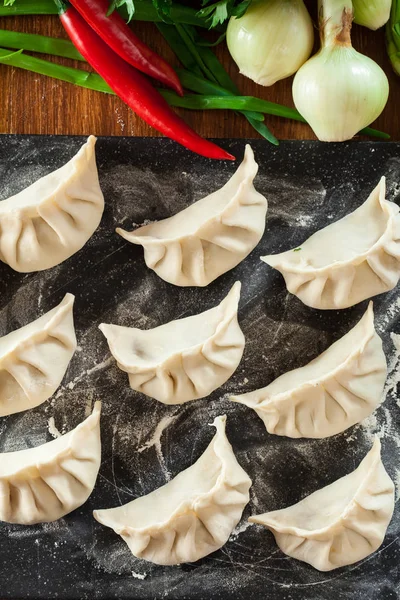 Gnocchi crudi gyoza o jiaozi pronti per la cottura — Foto Stock