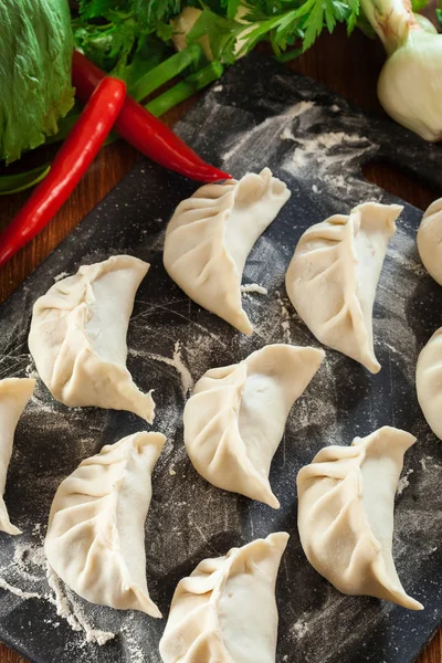 Gnocchi crudi gyoza o jiaozi pronti per la cottura — Foto Stock