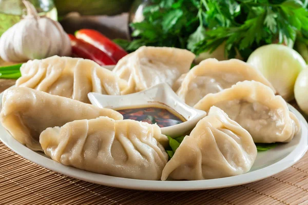 Japanese dumplings - Gyoza with pork meat and vegetables — Stock Photo, Image