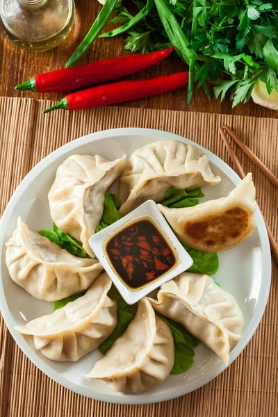 Bolinhos de massa japoneses - Gyoza com carne de porco e legumes — Fotografia de Stock