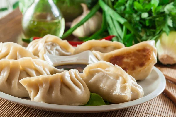 Japanese dumplings - Gyoza with pork meat and vegetables — Stock Photo, Image