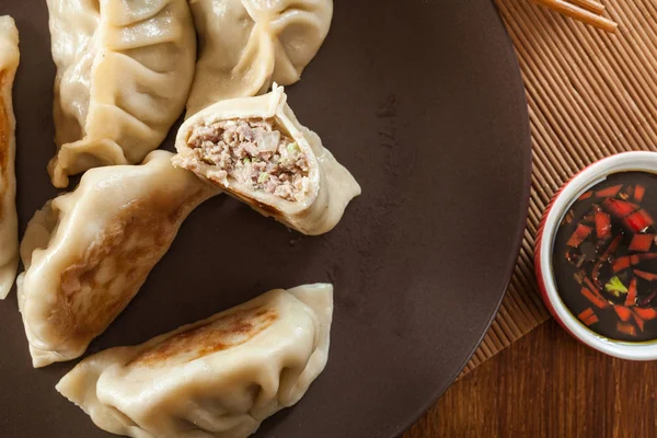 Bolinhos de massa japoneses - Gyoza com carne de porco e legumes — Fotografia de Stock