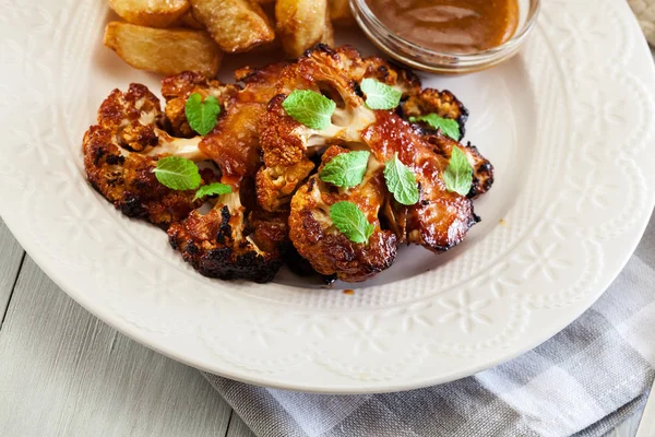 Vegetarische geroosterde bloemkool steak met kruiden — Stockfoto