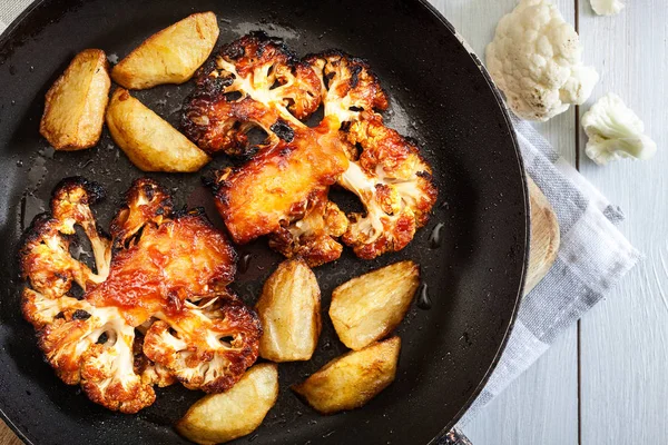 Bistecca vegetariana di cavolfiore arrosto con erbe e patate fritte — Foto Stock