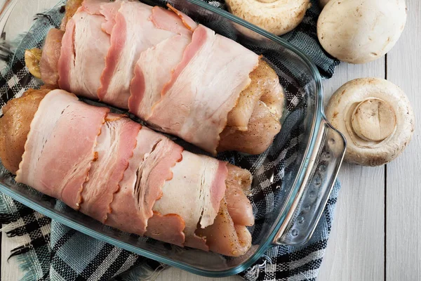 Pechuga de pollo cruda rellena con champiñón —  Fotos de Stock