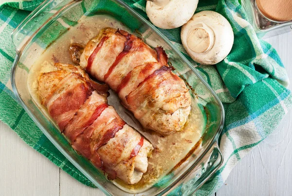 Gebackene Hühnerbrust gefüllt mit Champignon — Stockfoto