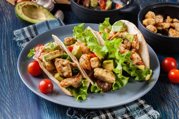 Authentieke Mexicaanse taco 's met kip en salsa met avocado, tomaten en pepers — Stockfoto