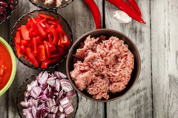 Hozzávalókat kész-chili con carne előkészítéséhez. Vagdalt hús, papr — Stock Fotó