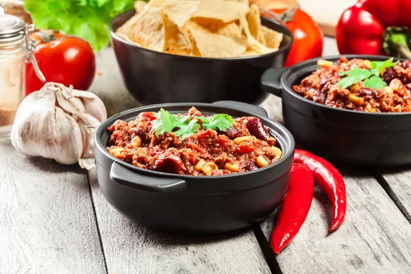 Tál meleg chili con carne-val darált marhahús, a babot, a paradicsom és a kukorica — Stock Fotó