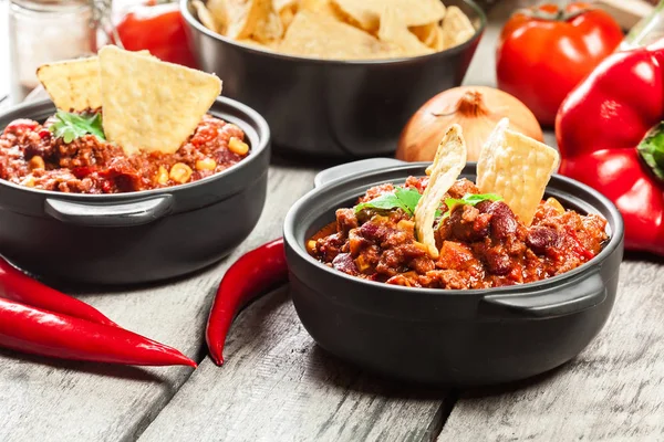 Tál meleg chili con carne-val darált marhahús, a babot, a paradicsom és a kukorica — Stock Fotó